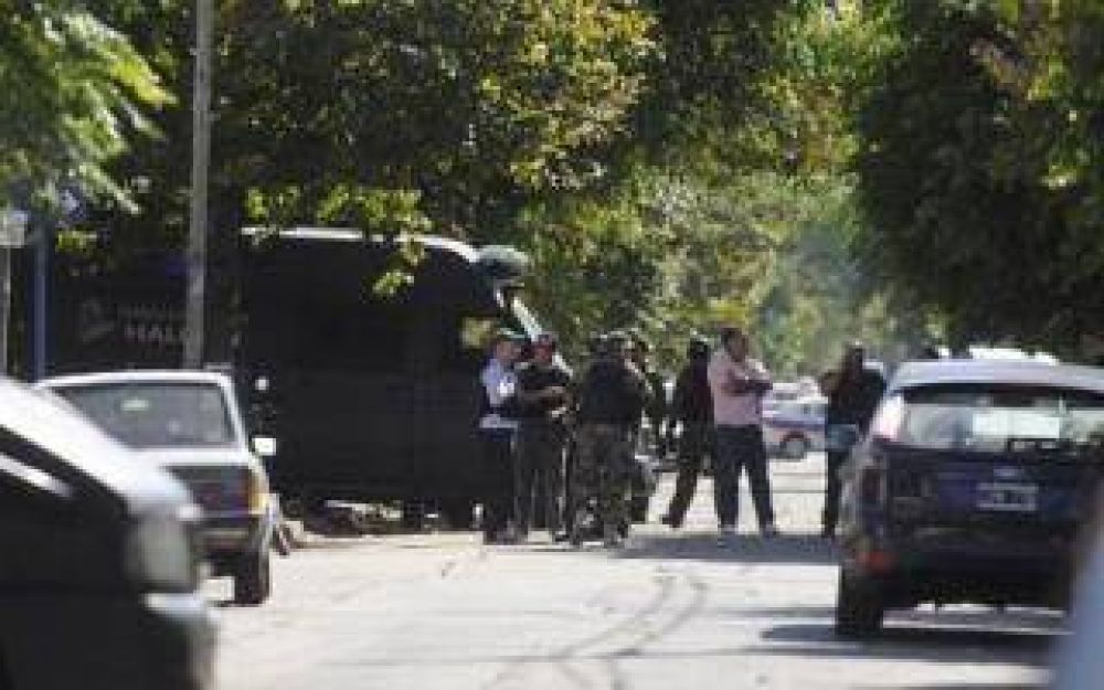 Un polic�a de la bonaerense us� de reh�n a su familia en Almirante Brown