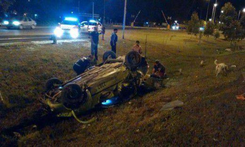 Dos heridos tras el vuelco de remis en Circunvalaci�n