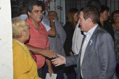 D�az P�rez inaugur� nuevas luminarias en Valent�n Alsina