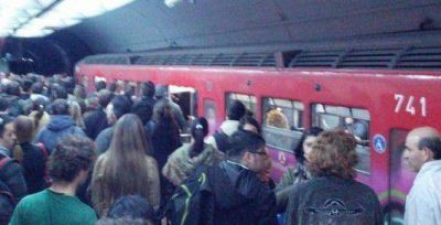 Se desprendi� un ca�o de desag�e y lastim� a un pasajero
