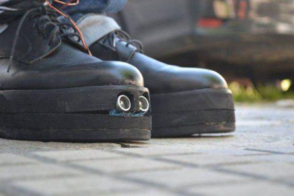 En La Plata crearon zapatos con GPS para gente ciega