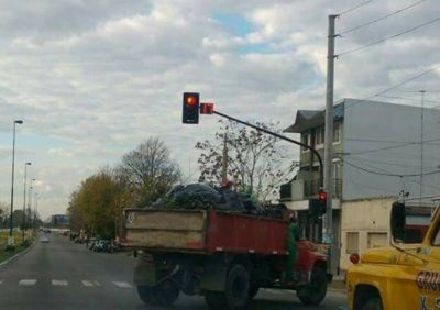 A una semana de la tragedia en Los Hornos, cami�n municipal �escrachado� en infracci�n