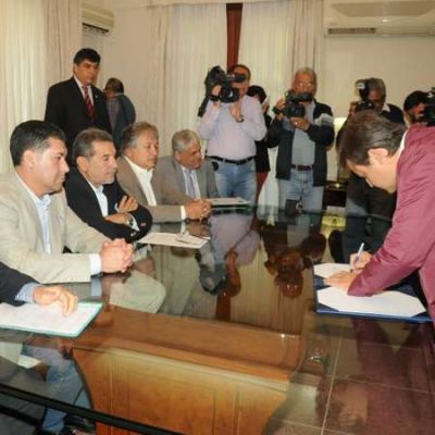 Firman contratos para la construcci�n de 230 viviendas en Chilecito y General Belgrano
