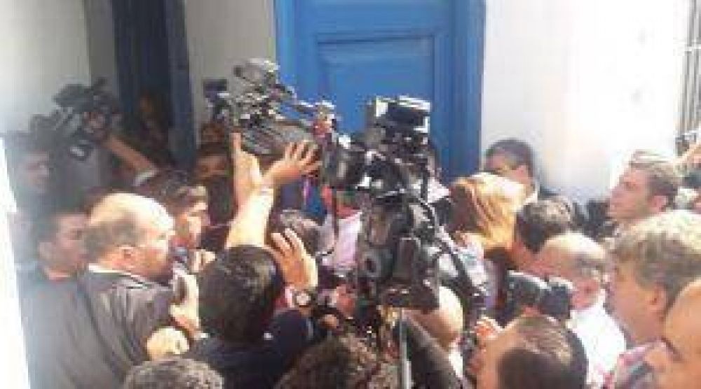 Golpes y empujones durante el lanzamiento de la alianza Cano-Amaya