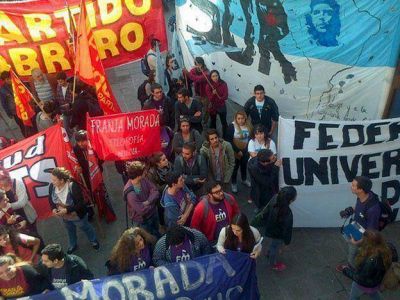 Universitarios marcharon por el boleto gratuito y el proyecto avanz� en la Legislatura