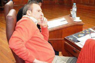 �De Luca tiene la mentalidad de un capataz de estancia para administrar el Estado�