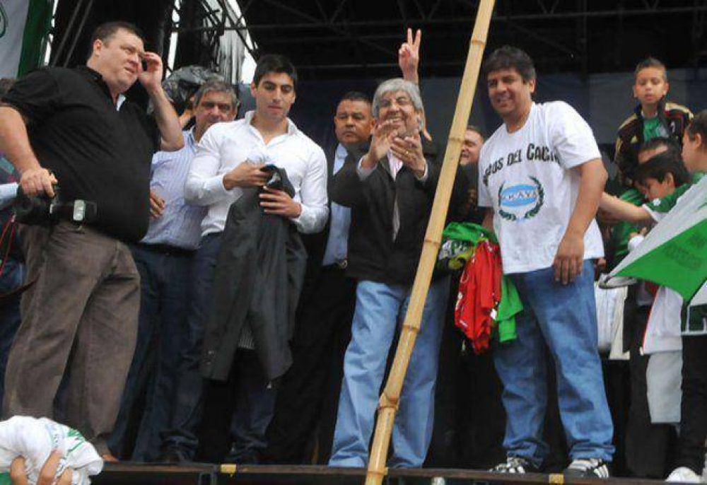 Los Moyano vs. los gremios oficialistas por haber acordado un 27%