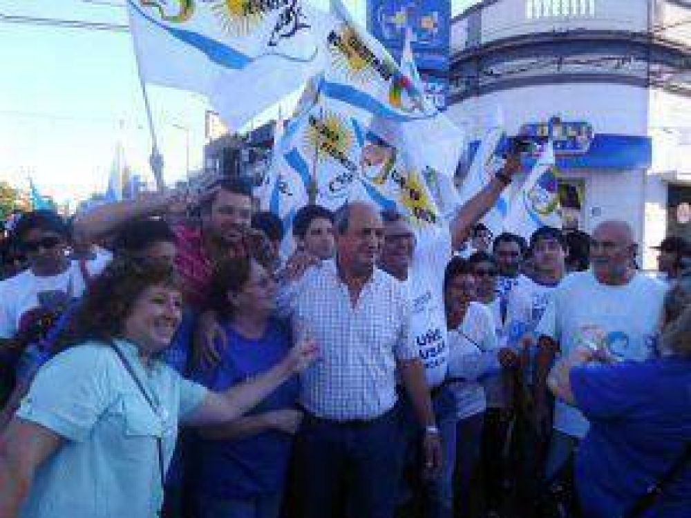 Multitudinario acompaamiento en la caminata de Omar Judis por las calles de Senz Pea