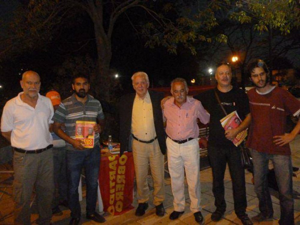 Jorge Altamira del Partido Obrero visit Senz Pea para apoyar a sus candidatos en la ciudad