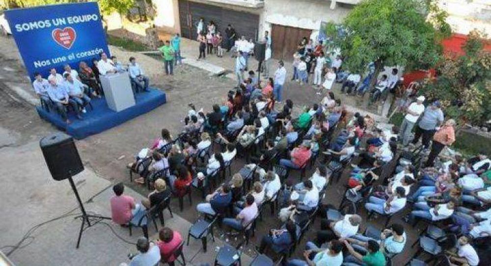 Coqui, Gustavo y Peppo con vecinos de villa Chica