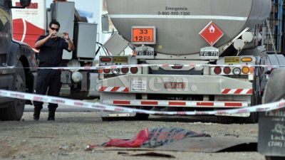 Arreglaba su cami�n en El Cholo, se le solt� el freno y muri� aplastado por una rueda