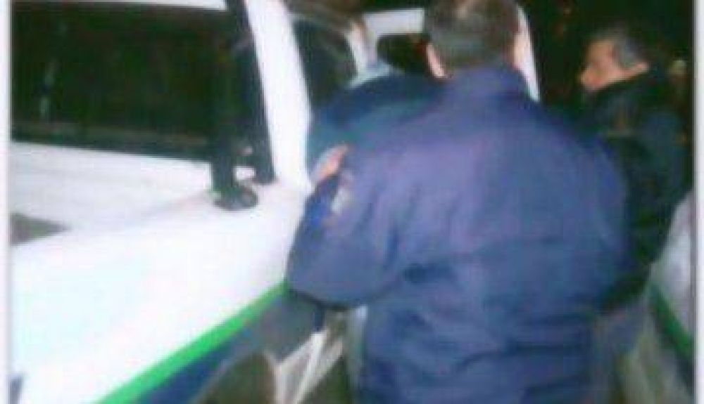 Un efectivo Policial fue demorado por golpear a su pareja en la v�a p�blica