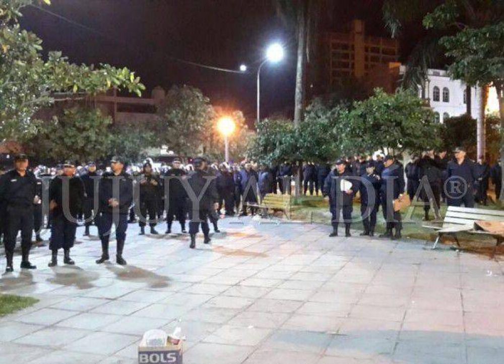 La polic�a de Jujuy desaloj� esta madrugada a manifestantes de Plaza Belgrano