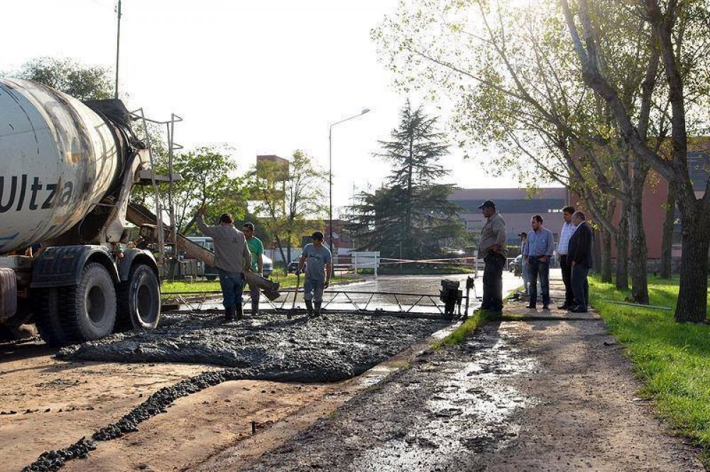 Pavimentaron la calle de salida del Campus Universitario