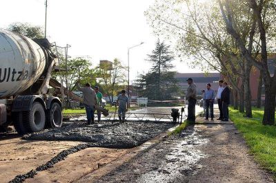 Pavimentaron la calle de salida del Campus Universitario