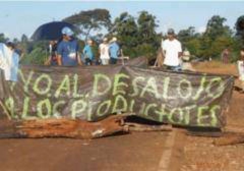 Productores de Pozo Azul cortaron la Ruta 20 en reclamo de t�tulos de propiedad y agua potable