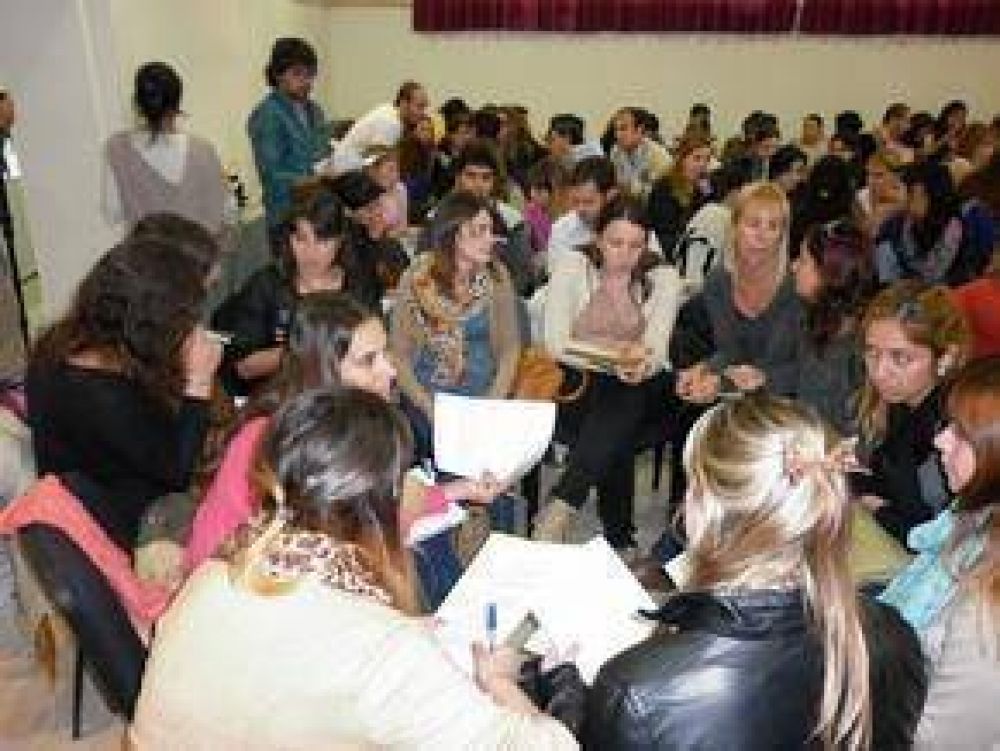 Presencia masiva de docentes y alumnos en el Encuentro sobre formaci�n docente