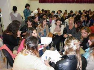 Presencia masiva de docentes y alumnos en el Encuentro sobre formaci�n docente