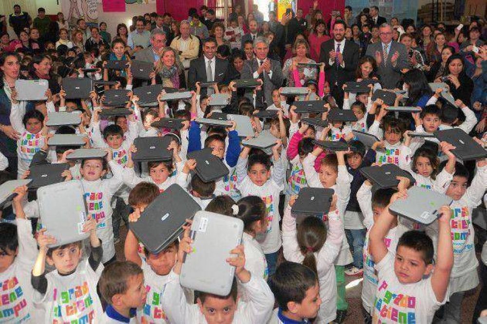 250 chicos de la ciudad de San Luis recibieron sus computadoras