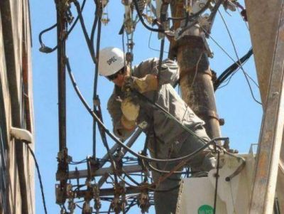 Capital: DPEC ejecuta tarea en l�neas de media tensi�n en m�s de diez barrios