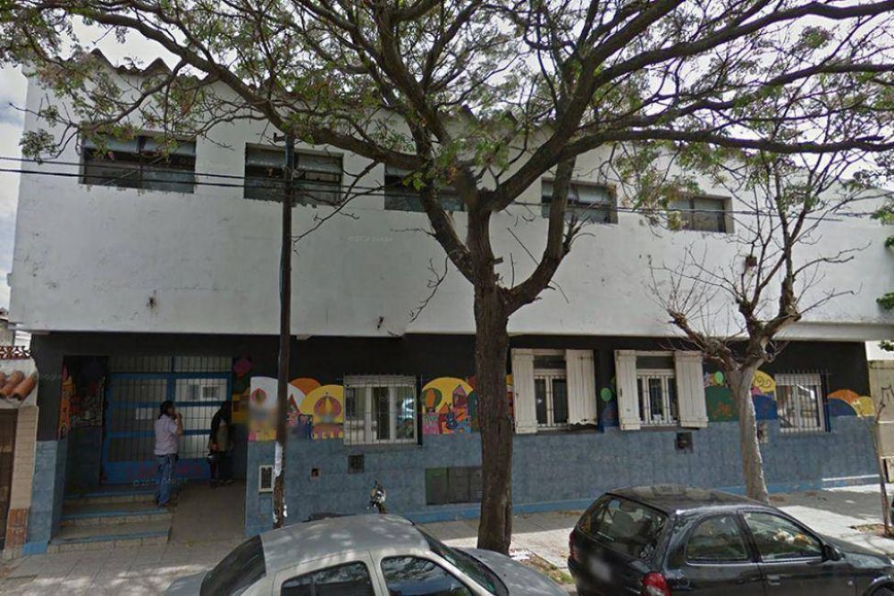 Un padre entr� a una escuela y apu�al� a un chico y a un docente