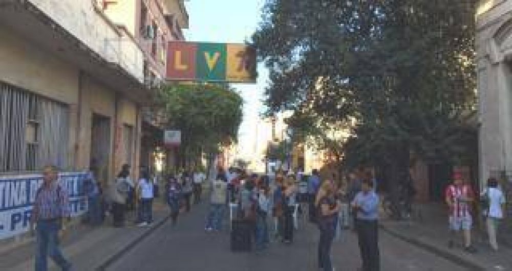 La APT realiz� una radio abierta en las puertas de LV7