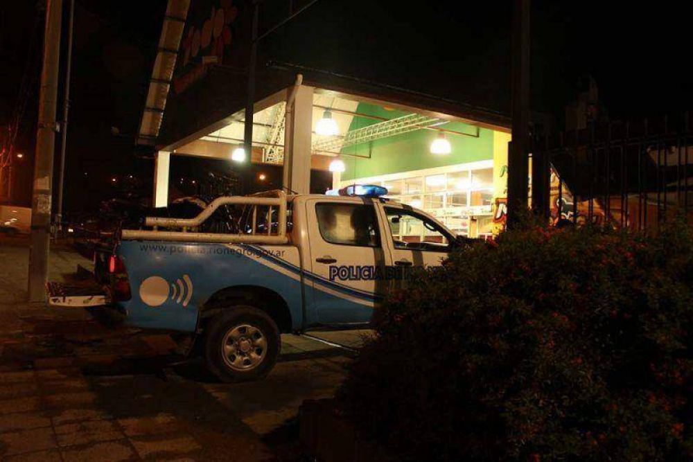 Delincuentes robaron en un s�per y luego atacaron al personal policial