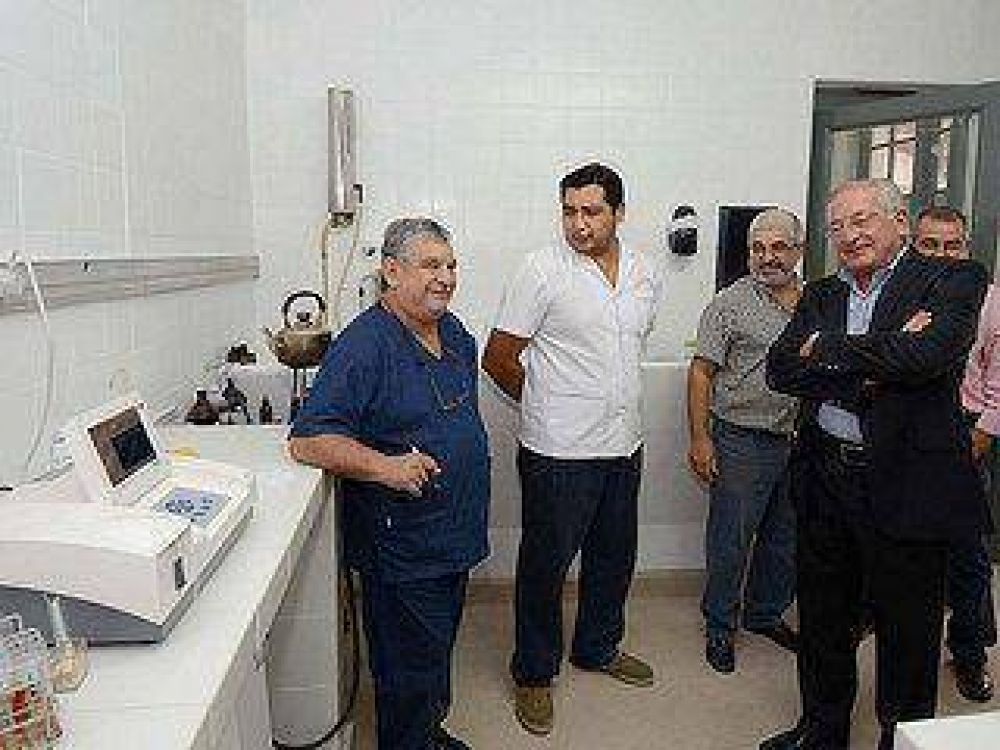 Fellner visit el hospital y escuelas de La Esperanza