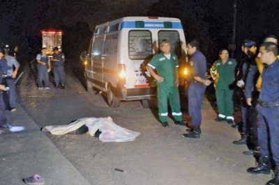 Ruta 9: pele� con su pareja y se arroj� debajo de un cami�n