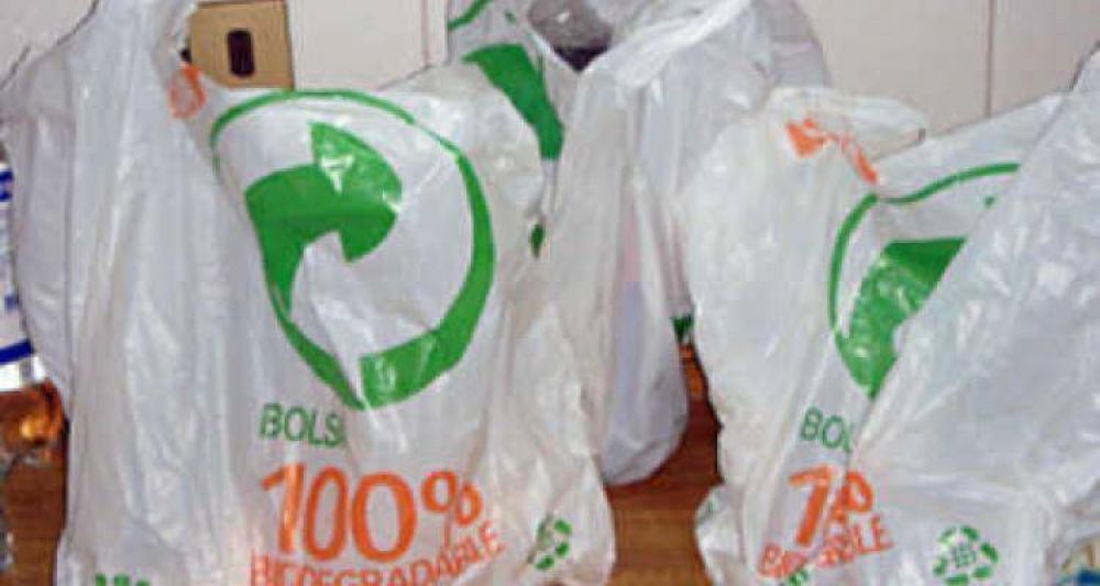 Comienzan a controlar la prohibicin del uso de bolsas no biodegradables en los comercios