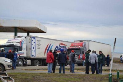 Camioneros retornan de la frontera ante la continuidad del paro aduanero chileno