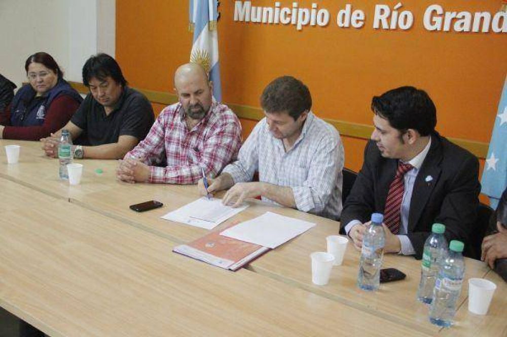 El intendente Melella firm� la recategorizaci�n de m�s de 250 agentes municipales