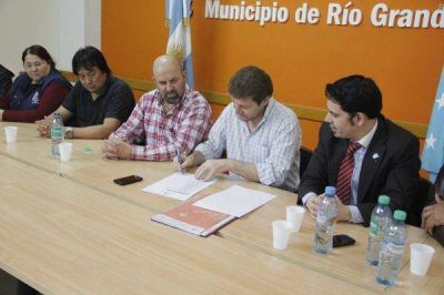 El intendente Melella firm� la recategorizaci�n de m�s de 250 agentes municipales
