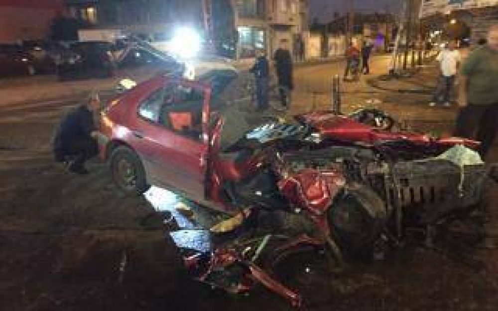 Choque fatal entre auto y colectivo en Lan�s: 2 muertos y 3 heridos