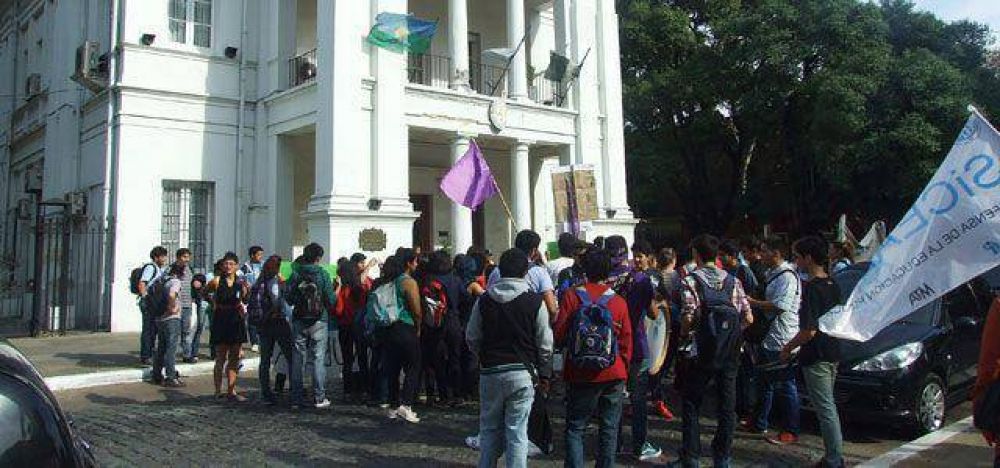Estudiantes del Nacional marcharon en reclamo de mejoras edilicias
