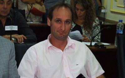 El concejal massista desestim� los cuestionamientos de Alberto Torres y respald� la precandidatura a intendente de Nicol�s Russo.