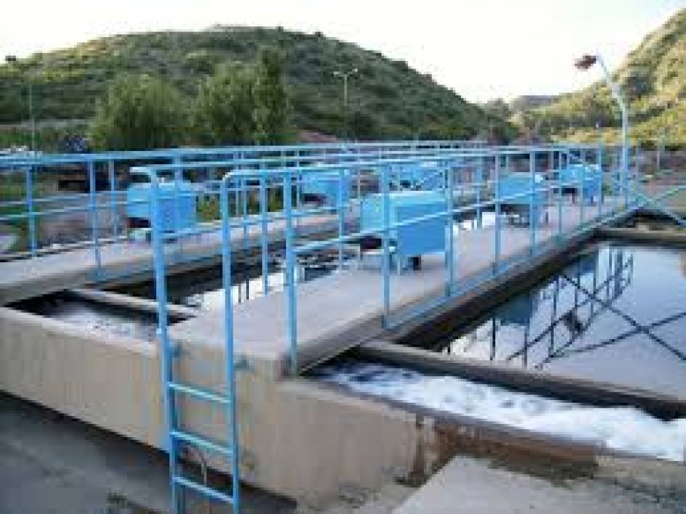 Advierten que la turbidez del agua corriente es por limpieza de filtros