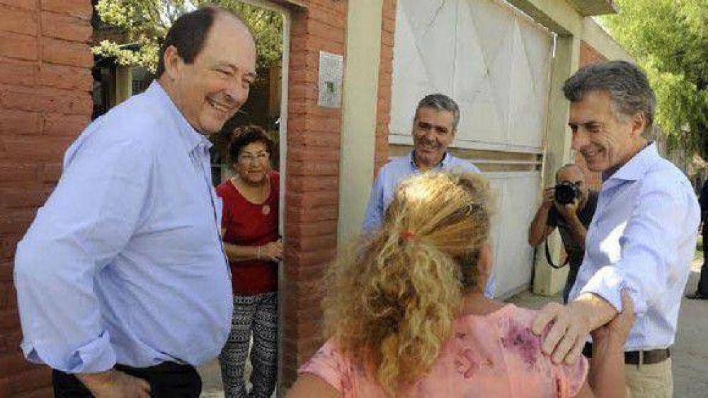 Macri, Sanz y Cano timbrearon y dialogaron con vecinos en Tucumn