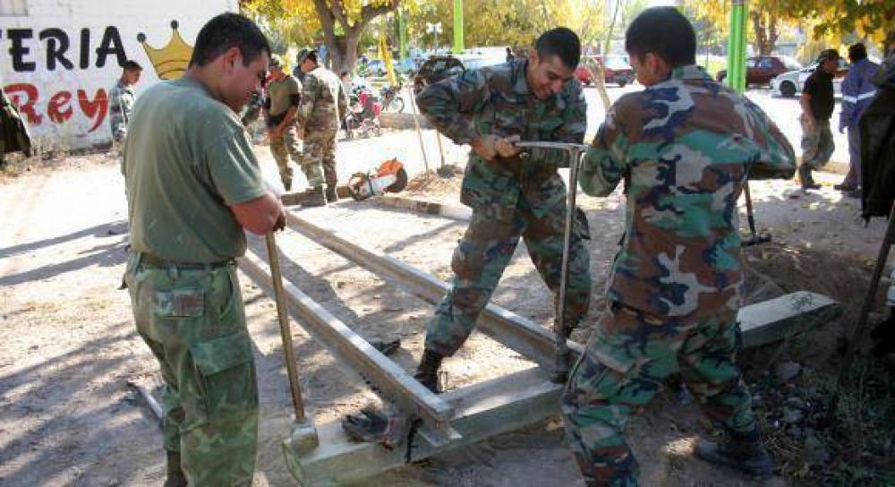 Un grupo de soldados mendocinos arreglan 18km de vas del ferrocarril