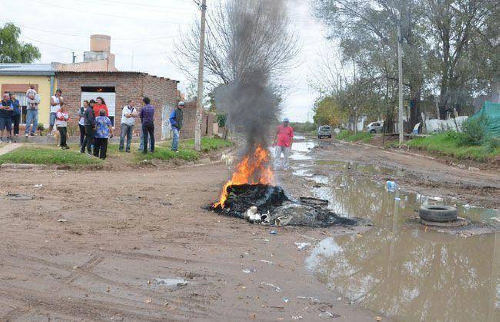 Vecinos de la Santa Cruz queman cubiertas para protestar por las cloacas rebalsadas