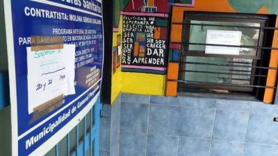 Irrumpi� en el aula y apu�al� a un compa�ero de su hijo y al profesor