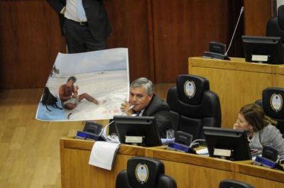 Toscano mostr� una fotograf�a pol�mica en la Legislatura
