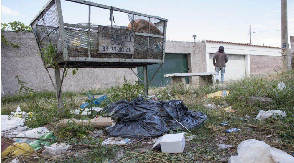 Es imposible usar las plazas de barrio Postal por la basura