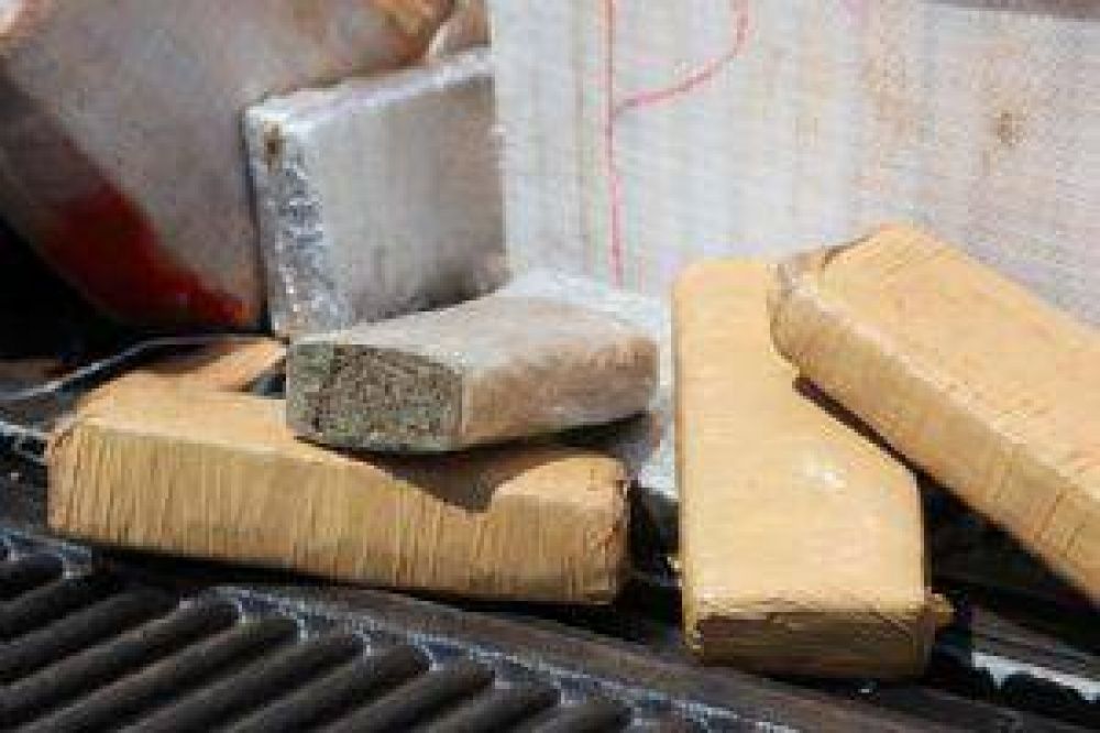 Detuvieron a un hombre que llevaba casi 4 kilos de marihuana en el motor de su auto