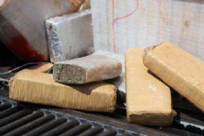 Detuvieron a un hombre que llevaba casi 4 kilos de marihuana en el motor de su auto