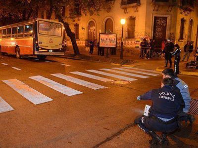 Muri� una mujer tras ser atropellada en pleno centro por un colectivo