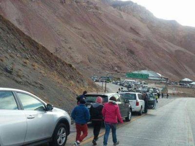El conflicto gremial de Aduaneros contin�a en Chile y cerraron el paso por falta de guardias m�nimas