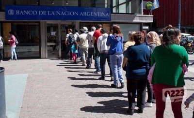 Quieren imponer un tope de una hora para las colas en bancos y comercios