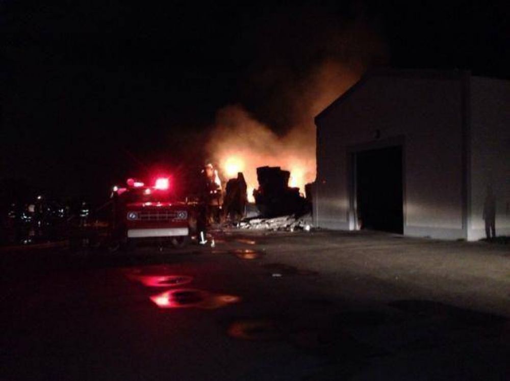 Un incendio caus� importantes p�rdidas materiales en una papelera en Capit�n Berm�dez