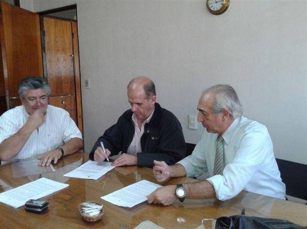 El intendente, Pablo Zurro, firm� dos importantes convenios para el estudio de acu�feros en el Partido